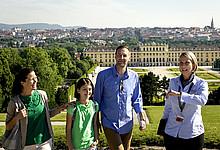 Guide mit Touristen vor dem Schloss Schönbrunn © Österreich Werbung, Peter Burgstaller